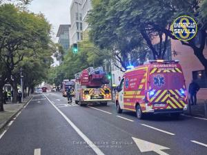 Bomberos intervienen en el desalojo del personal de Fomento.