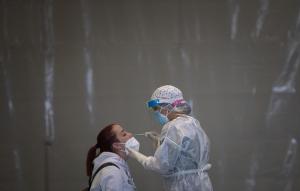 Sanitarios trabajando durante las pruebas de cribado de covid-19 con test de antígenos, foto de archivo.