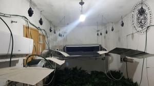 Imagen de la habitación con la droga y la instalación eléctrica.