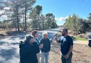 Visita de IU a la carretera donde están talando árboles en sus márgenes. 