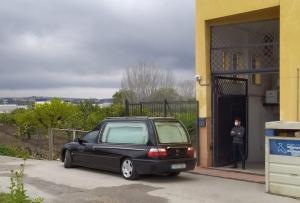 Coche fúnebre, esta mañana, en las instalaciones de la residencia.