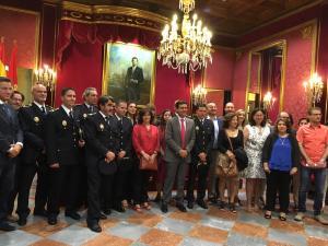 Foto de familia de los nuevos subinspectores con el alcalde y concejales.