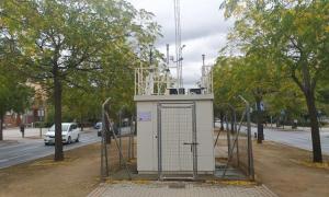 Estación de medición de calidad del aire en avenida Luis Miranda Dávalos, rodeada de árboles. 