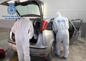 Agentes durante la inspección al vehículo.