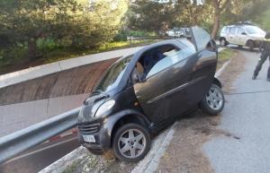 El coche, a punto de caer a la autovía. 