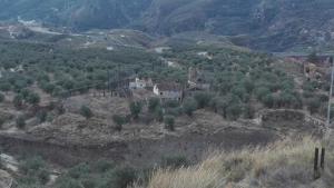 Vista de Tablate, donde se observa la iglesia medio derruida. 