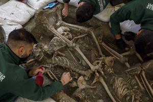 Exhumación de una fosa común en el barranco de Víznar.