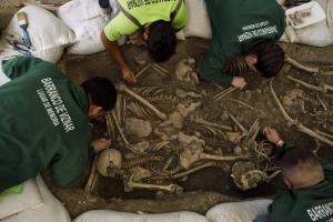 Exhumación de una de las fosas comunes en el barranco de Víznar. 