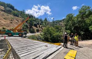 Trabajos en el puente sobre el río Maitena.