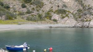 Zona del entorno del Peñón del Lobo donde ha actuado la patrullera de la Guardia Civil tras el hallazgo del cadáver.