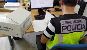 Además de los detenidos, la Policía investiga a más de 200 personas que se han beneficiado de los documentos.