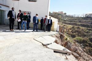 Derrumbe de una placeta junto a un barranco en Freila.