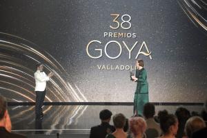 El cineasta Juan Antonio Bayona entrega a la actriz estadounidense Sigourney Weaver el Goya Internacional durante la gala de la 38 edición de los Premios Goya, en el Auditorio Feria de Valladolid, el pasado febrero.