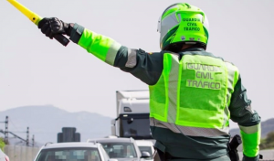 Un agente de la Guardia Civil regulando el tráfico.