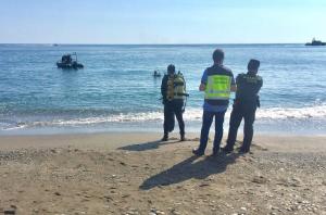 Los GEAS de la Guardia Civil han acudido a la playa para recuperar el cuerpo.