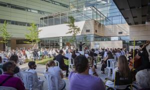 Un momento del concierto en los jardines interiores del hospital. 