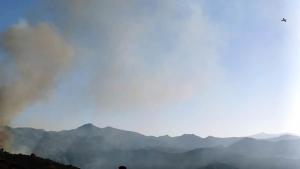 Imagen de la zona del incendio durante las tareas de extinción.