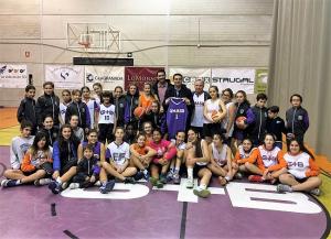 Francisco Cuenca y Eduardo Castillo, junto a jugadoras del Granada Más Baloncesto. 