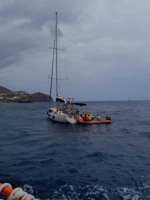 Rescate de los ocupantes del velero. 