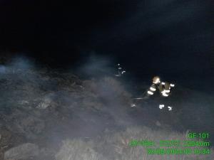 Bomberos forestales trabajan de madrugada en la extinción del incendio. 