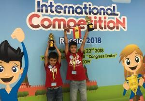 Daniel Cortés, de 5 años y su hermano Alejandro Jesús, con sus premios.