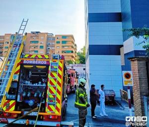 Los bomberos durante su intervención en el hospital.