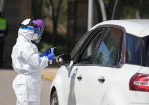 Toma de muestras para detectar el Covid-19 en uno de los puntos móviles habilitados por la Junta.