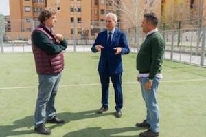 El concejal de Deportes visita la remodelación de las pistas recreativas del parque de las Infantas.