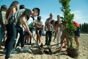 Alumnos proceden a sembrar las primeras plantaciones.