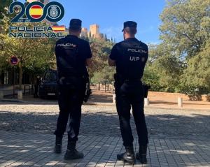 Dos agentes en el paseo bajo la Alhambra.