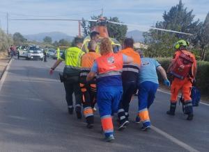 Los servicios de emergencias evacúan al accidentado para trasladarlo en helicóptero al hospital. 