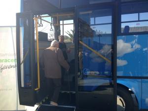 Vecinos prueban el nuevo autobús, que entrará en servicio este jueves. 