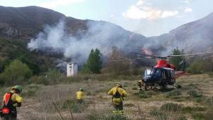 Efectivos del Infoca, preparados para actuar contra el incendio.