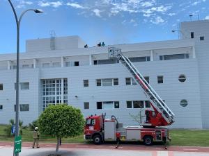 Los Bomberos, durante la intervención en la comisaría de Motril. 