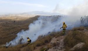 Imagen de las tareas de extinción del incendio en Zújar.