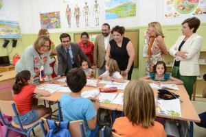 La consejera y el alcalde, acompañados por otras autoridades, en el colegio Fuentenueva.