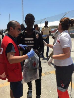 Uno de los inmigrantes, atendido por la Cruz Roja de Motril.