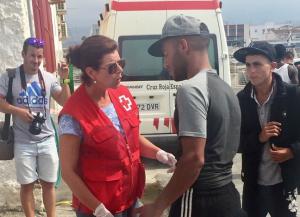 La Cruz Roja atiende a una de las personas recatadas.