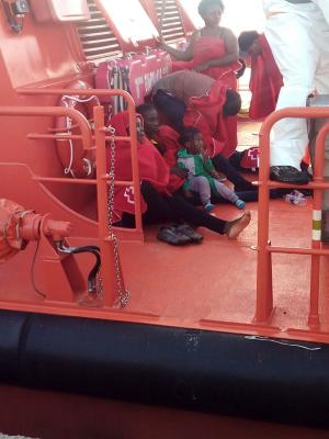 Los inmigrantes rescatados han sido trasladados al Puerto de Motril. 