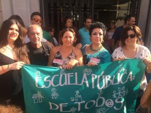 María del Carmen Pérez con otras representantes y cargos de IU en la concentración de este martes.