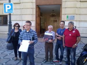 Momento de la entrega de firmas en los Jugados de Granada.