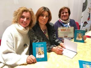 La autora presentó el libro arropada por la concejala de Cultura, la editora del libro y también su ilustradora.