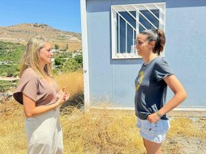 La concejala Lucía González (izquierda) con María Contreras, responsable de Apama.