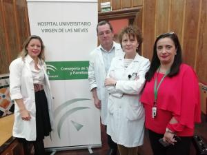 La gerente del HVN, María Ángeles García, (dcha), junto a organizadores de la sesión informativa.