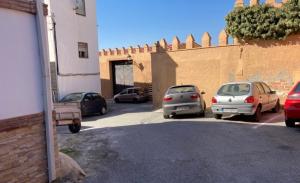 Los coches aparcados desaparecerán del entorno del castillo. 