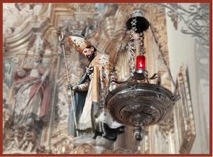 Lámpara de plata regalada por la ciudad de Granada, con la luz encendida desde el año 1600 en el presbiterio de la colegiata.