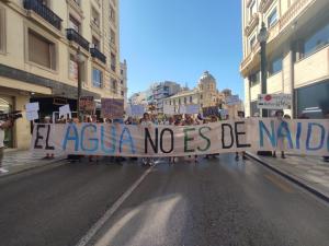 Manifestación de los dos coletivos premiados con el Aguas de Mayor, durante la cumbre social de Granada.