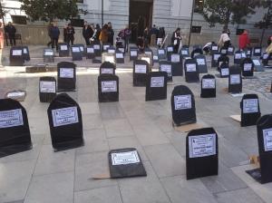 'Cementerio' con las lápidas recordando a las víctimas de violencia machista recreado por La Volaera.