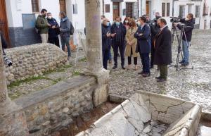 Visita de autoridades al lavadero de la placeta del Sol. 