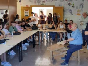 Estudiantes en un taller de oficios tradicionales. 